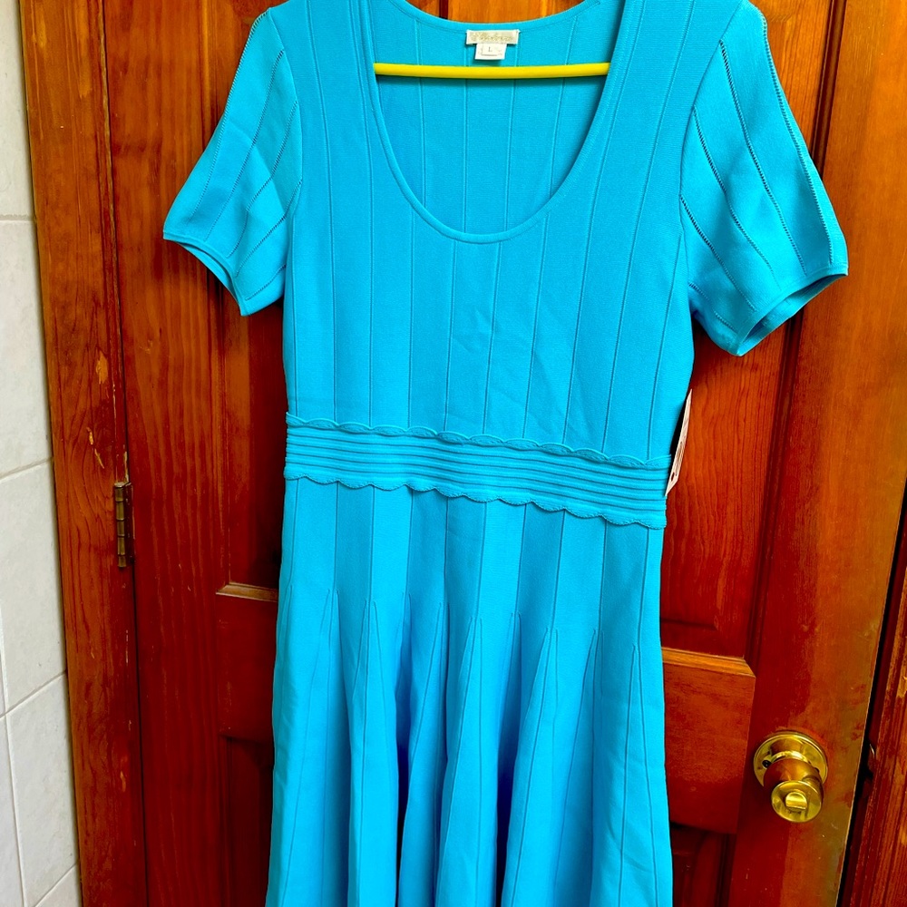 Radiate elegance and sophistication in thisRayon/Nylon Flowy Spring Party Dress